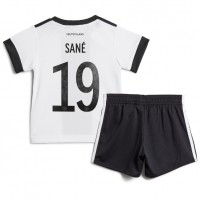 Tyskland Leroy Sane #19 Hjemme Trøje Børn VM 2022 Kortærmet (+ Korte bukser)
